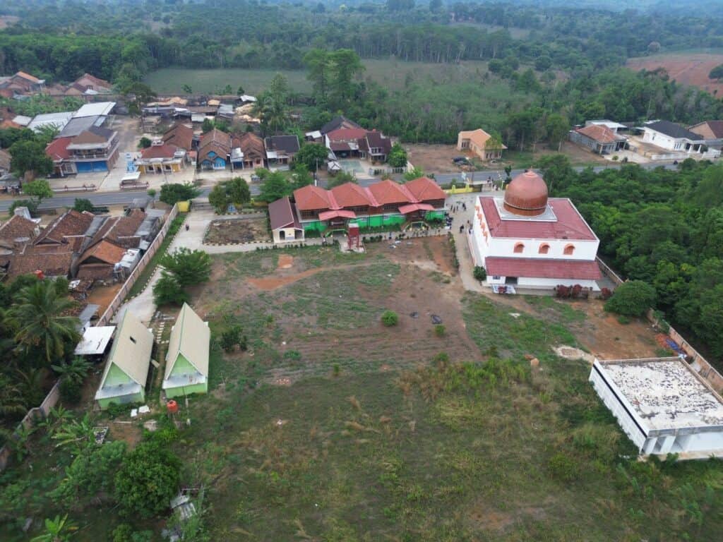 Tampak dari atas lokasi tanah wakaf yang akan dibangun Pondok Pesantren Modern Az Zahra di Lampung Utara. Bangunan putih (kanan bawah) rencananya akan dibangun asrama santri.