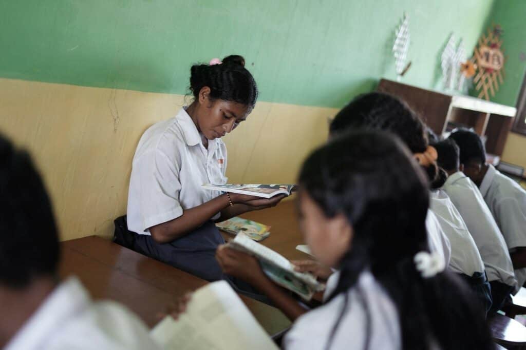 Risna, bersama teman-temannya membaca buku dari Dompet Dhuafa di pojok baca dalam ruang guru. Pojok baca hadir berkat Program Ceruk Ilmu.