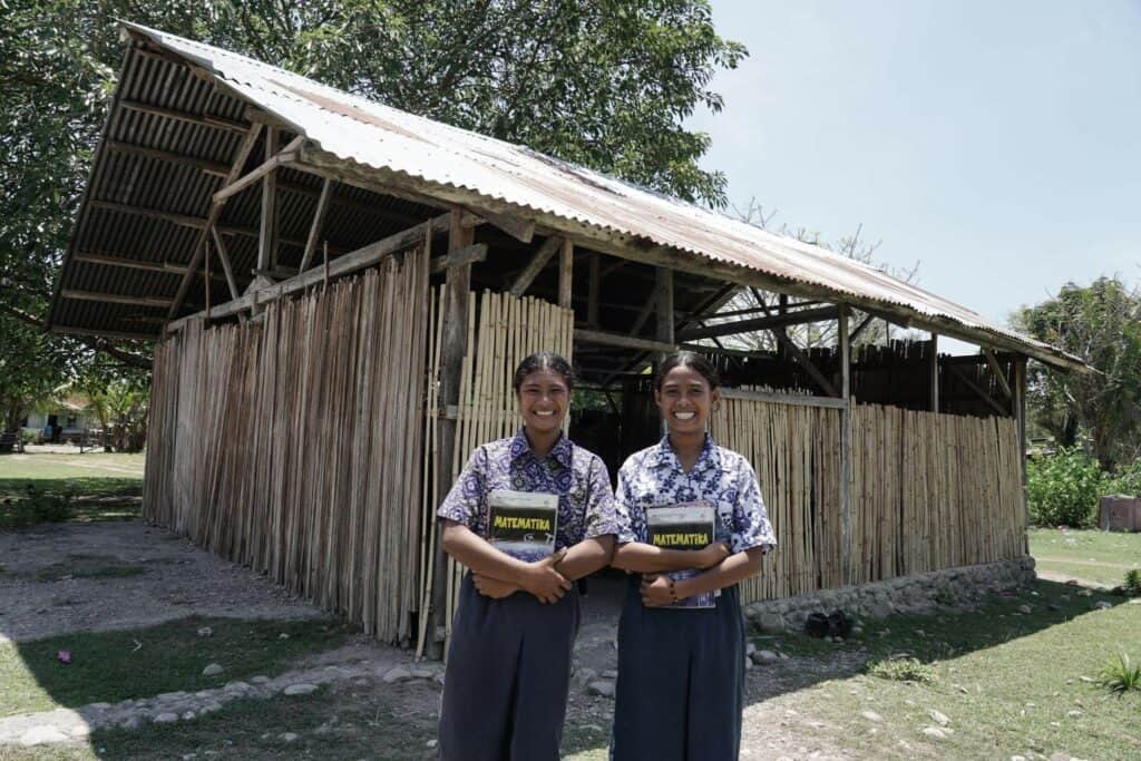 Meski ruang kelas Risna masih berupa kayu dan beralas tanah, semangatnya dalam belajar tak pernah turun. 