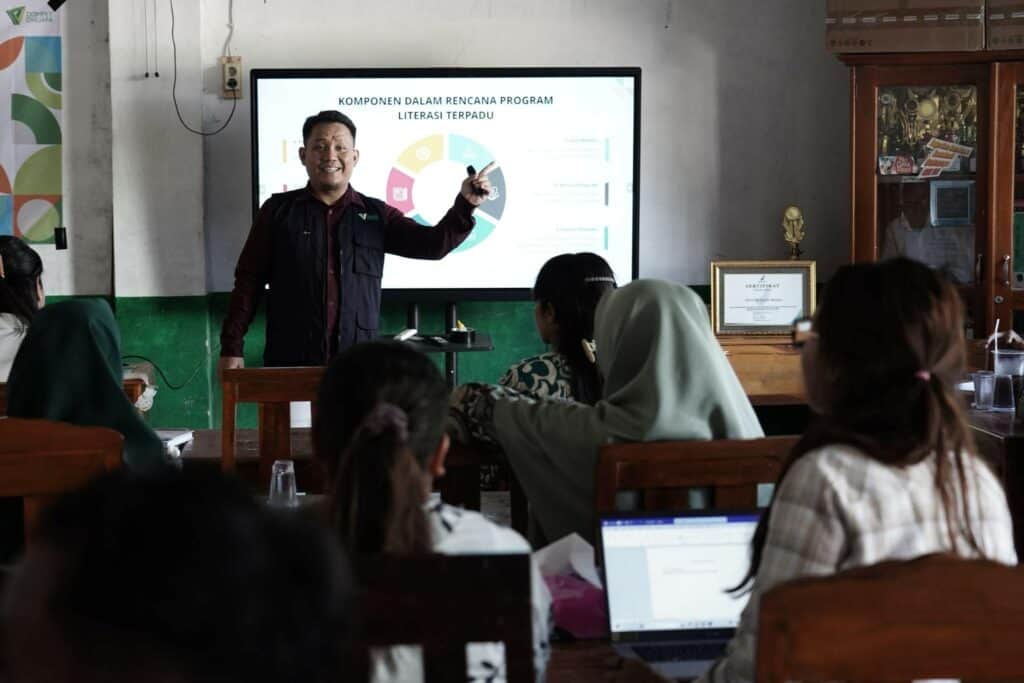 Asep Ihsanuddin memaparkan materi seminar bertajuk "Membangun Budaya Literasi" kepada guru-guru Malaka, NTT, Selasa (12/11/2024).