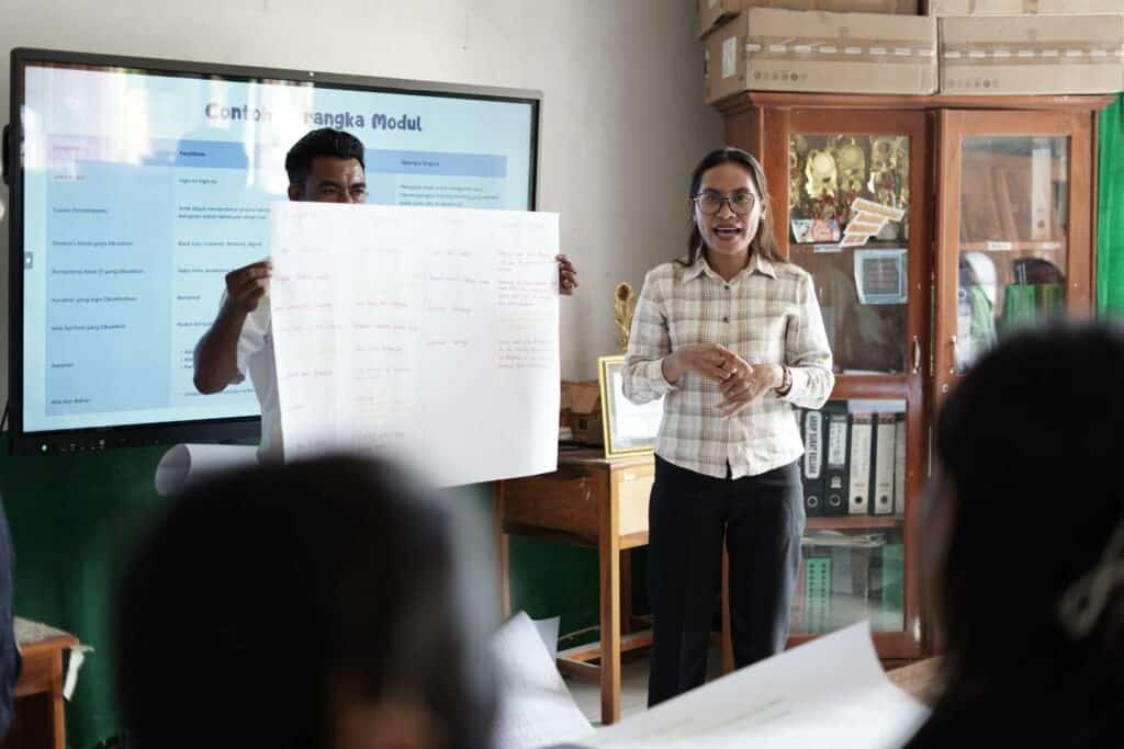 Salah seorang guru mempresentasikan hasil kerangka modul yang telah dibuatnya, Selasa (12/11/2024).