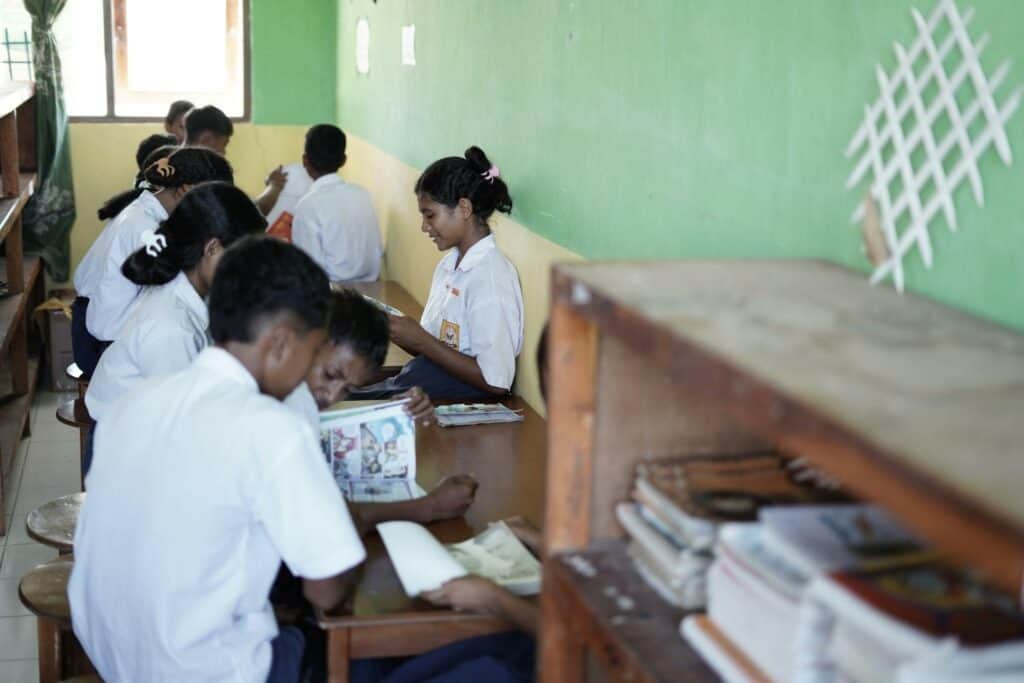 Siswa-siswi SMPN Kletek sedang membaca buku-buku di Ceruk Ilmu, Selasa (12/11/2024).