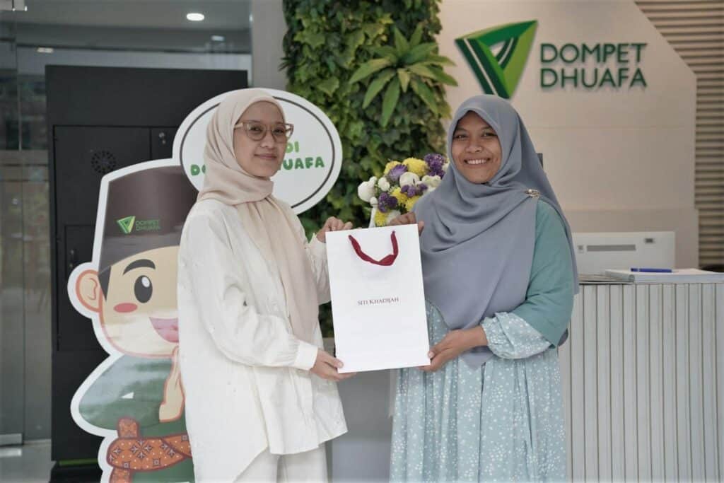 Serah terima cinderamata antara Walidah, Tim Marketing Siti Khadijah (kiri) dan Utammi Tri Lestari, Manager Partnership Dompet Dhuafa (kanan) di Gedung Philanthropy, Jakarta Selatan, Kamis (14/11/2024).