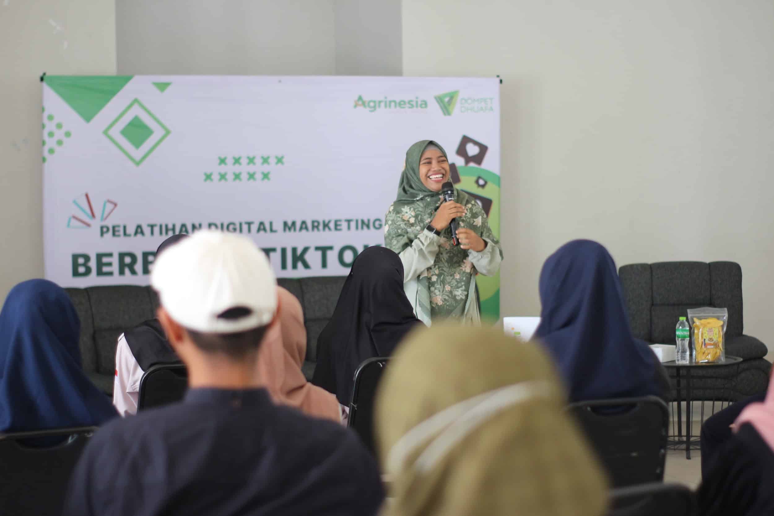 Suasana saat pemaparan materi pada pelatihan digital marketing berbasis Tik Tok bagi UMKM di Zona Madina Bogor, Jumat (25/10/2024).