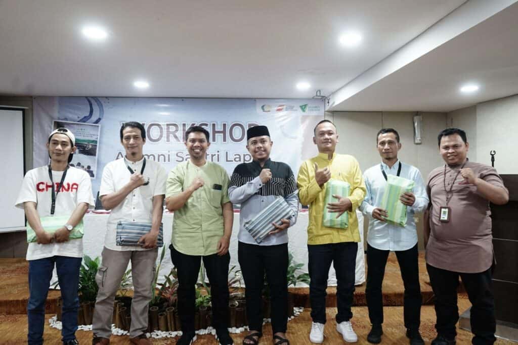 Penyerahan apreasiasi kepada lima peserta terbaik Workshop Alumni Santri Lapas.