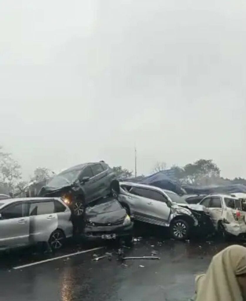 Kecelakaan beruntun terjadi di ruas Tol Cipularang KM 92, menyebabkan belasan kendaraan bertumpuk hingga ringsek. 