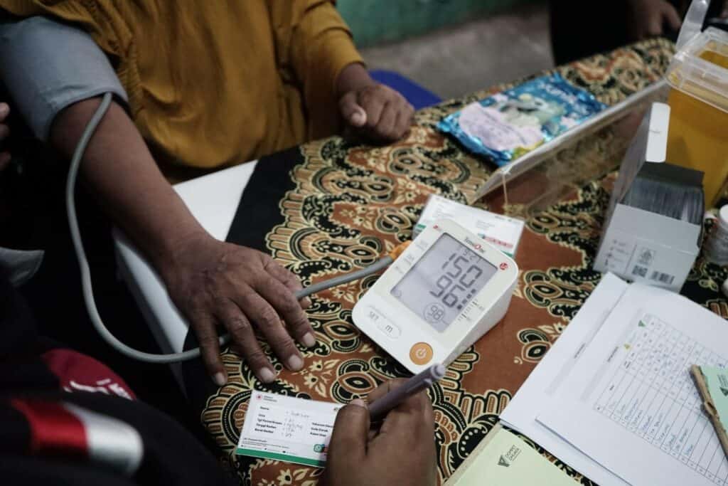 Pemeriksaan tekanan darah kepada salah satu penerima manfaat program Grand Indonesia Sehat, Kamis (14/11/2024).