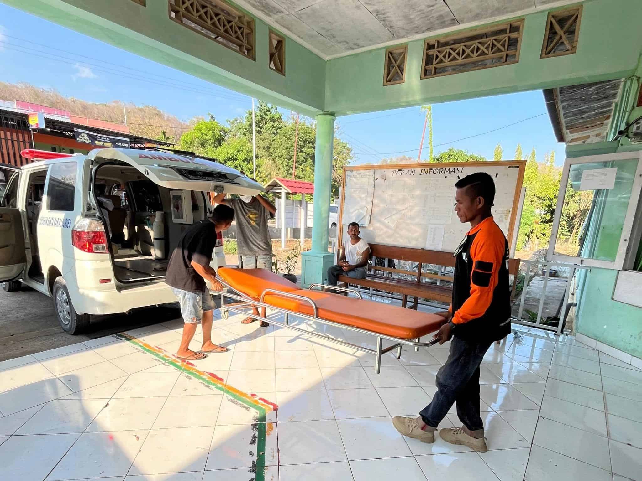 Relawan DMC di NTT evakuasi korban erupsi Gunung Lewotobi Laki-laki, Senin (04/11/2024).