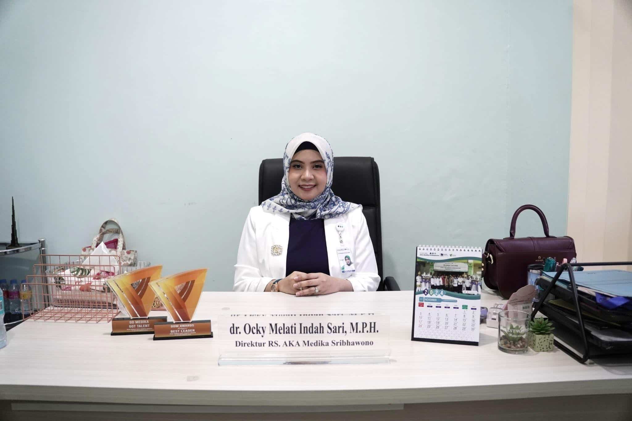 dr. Ocky Melati Indah Sari saat memberikan penjelasan terkait progress pembangunan Poliklinik RS AKA Medika Sribhawono.