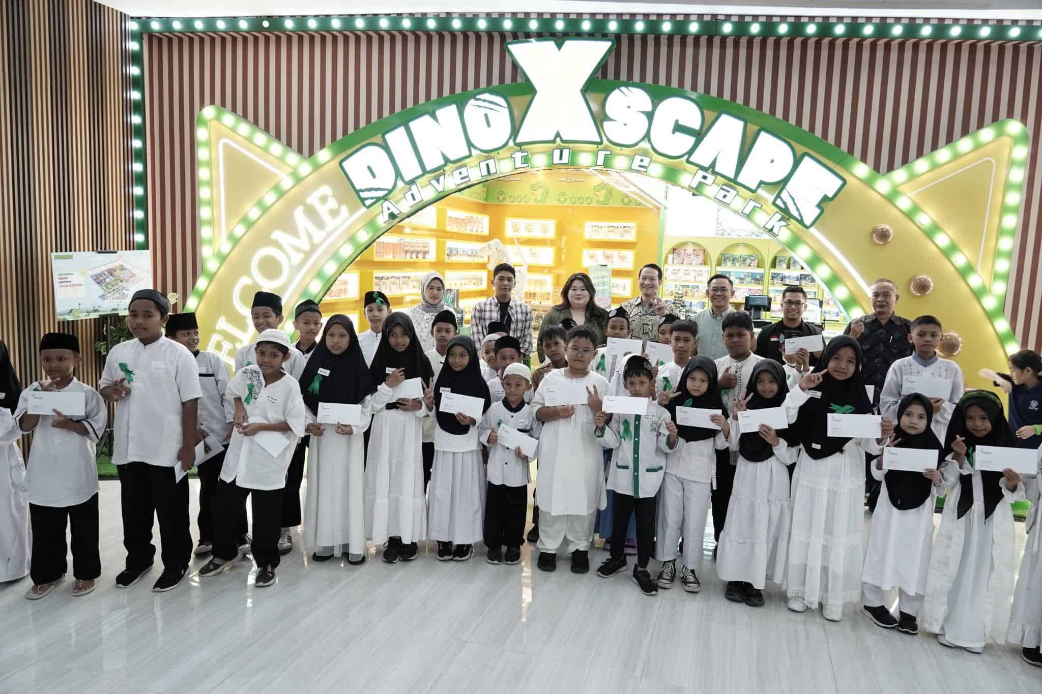 Anak-anak yatim berbahagia bermain di Dino X Space, Supermal Karawaci.