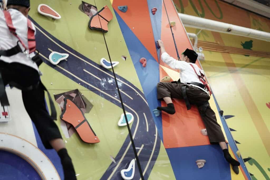 Beberapa anak menjajal wall climbing di dalam Dino X Scape, Supermal Karawaci.