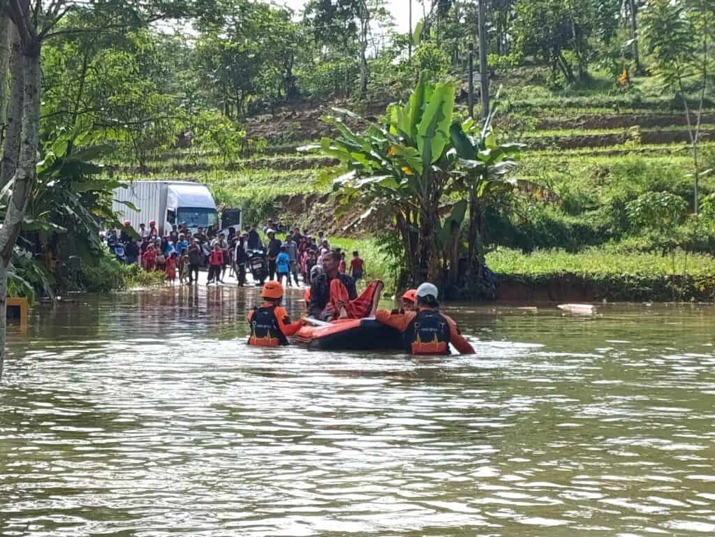 Proses evakuasi penyintas terdampak banjir bandang Sukabumi oleh Tim DMC Dompet Dhuafa Jawa Barat, banjir yang merendam beberapa wilayah ini mencapai ketinggian 1,5-2 meter.