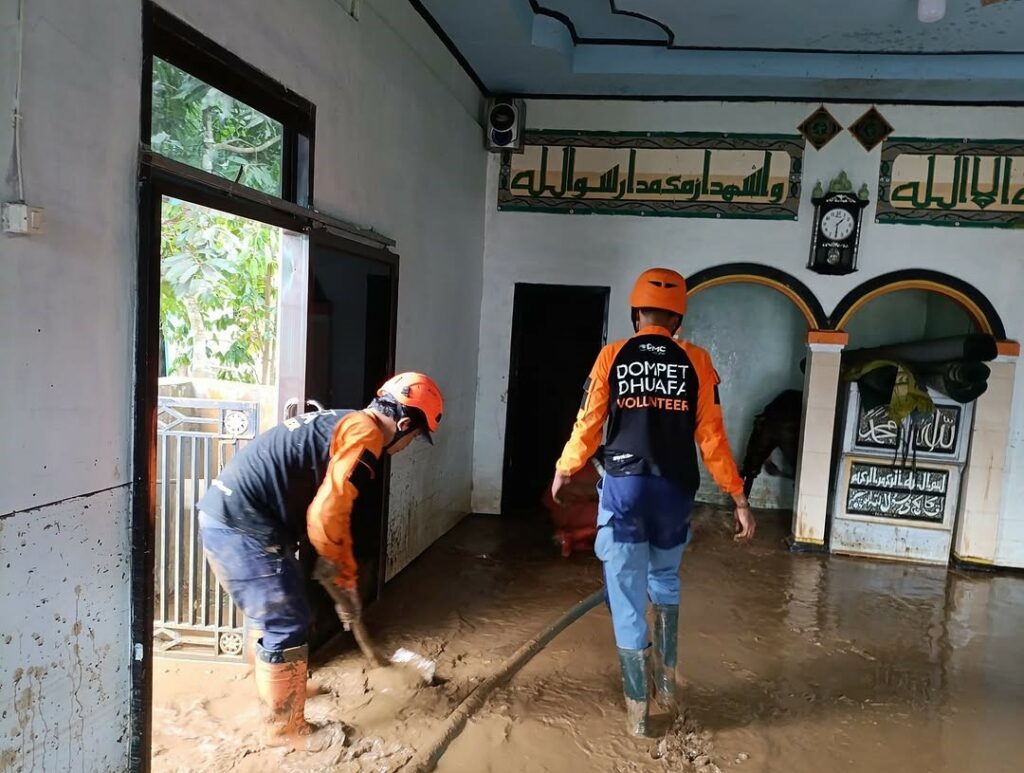 Selain fasilitas umum, tim DMC Dompet Dhuafa Jawa Barat juga turut membersihkan sisa lumpur di Mushola Al Ikhlas Kampung Eretan, Kecamatan Sagaranten, Sukabumi, Jawa Barat, Jumat (6/12/2024).