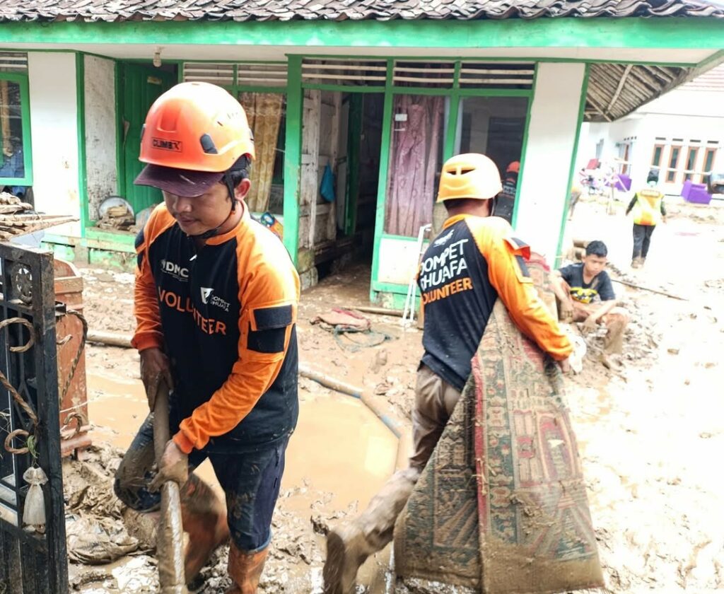 Tim DMC Dompet Dhuafa Jawa Barat melakukan aksi bersih-bersih akibat banjir bandang, timbunan lumpur menutupi jalan dan beberapa fasilitas umum, pada Jumat (6/12/2024) di Kecamatan Sagaranten.