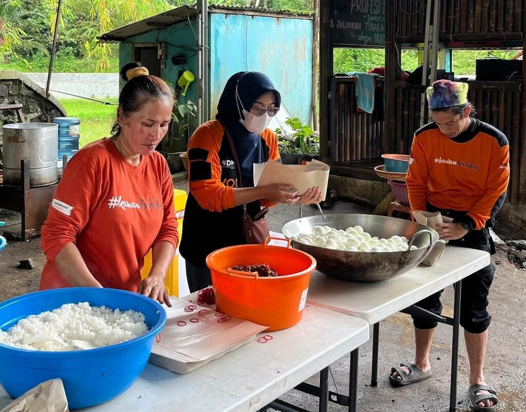 Dompet Dhuafa juga menyediakan layanan Dapur Umum, di mana layanan tersebut menyediakan makanan dan minuman untuk masyarakat (penyintas) yang terdampak banjir bandang Sukabumi.