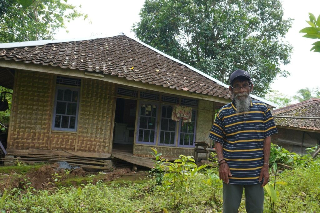 Ayah Martini, Anjun Basuni tinggal di belakang rumah anaknya. Rumahnya pun rusak akibat bencana banjir dan longsor Cianjur.