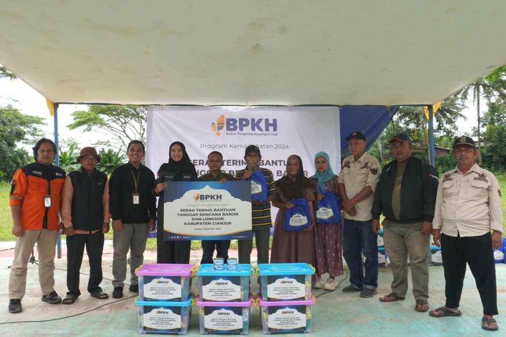 Serah terima bantuan paket sembako dari BPKH RI dan Dompet Dhuafa bagi penyintas banjir, longsor, dan pergeseran tanah di Cianjur pada Selasa (24/12/2024).