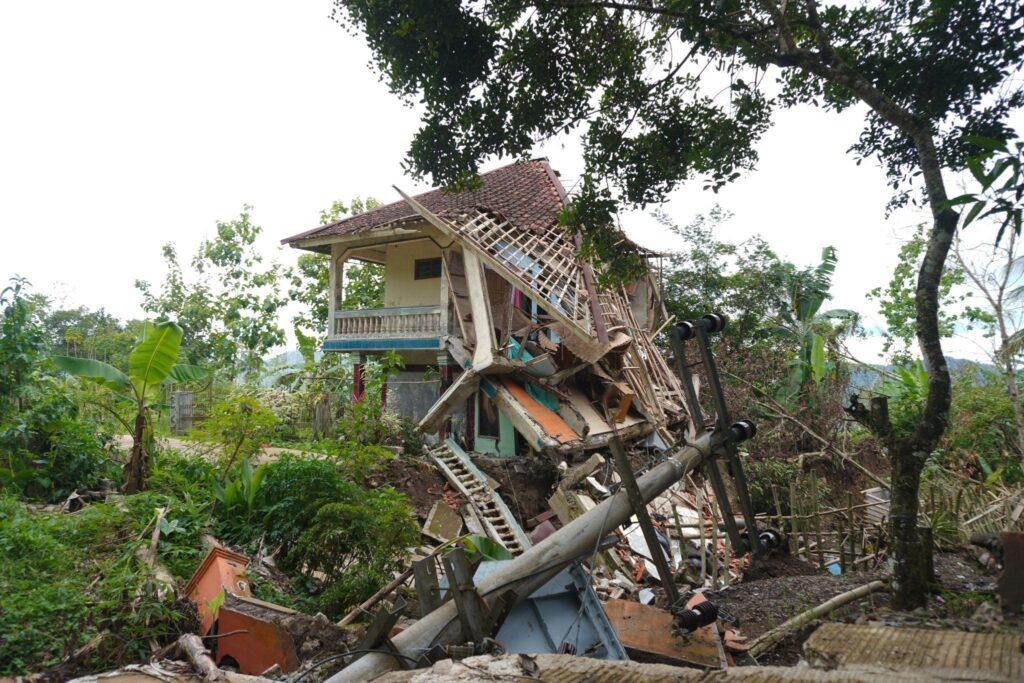 Salah satu rumah terdampak bencana longsor di Kecamatan Kadupandak, Cianjur, Jawa Barat. Pergeseran tanah pertama kali terjadi pada Rabu, 04 Desember 2024.