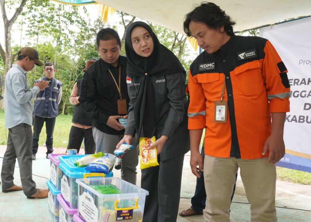 Dari Kanan: Shofa Kudus (Kepala DMC Dompet Dhuafa), Indriayu Afriana (BPKH RI) dan Ahmad Faqih (Dompet Dhuafa) memastikan bahan bantuan masih terjaga kualitasnya dan terdistribusikan dengan tepat sasaran.