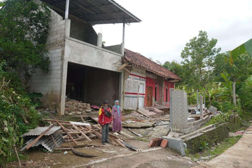 Martini bersama ayahnya, menengok kembali rumah dan warungnya yang tak bisa dihuni lagi akibat bencana banjir dan longsor yang menimpa wilayah Cianjur dan Sukabumi sejak 04 Desember 2024.