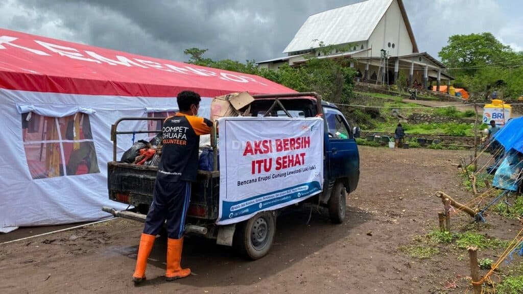 Tim DMC Dompet Dhuafa sedang mengumpulkan sampah-sampah yang berserakan di sekitar pengungsian Erupsi Gunung Lewotobi Laki-Laki, Selasa (10/12/2024).