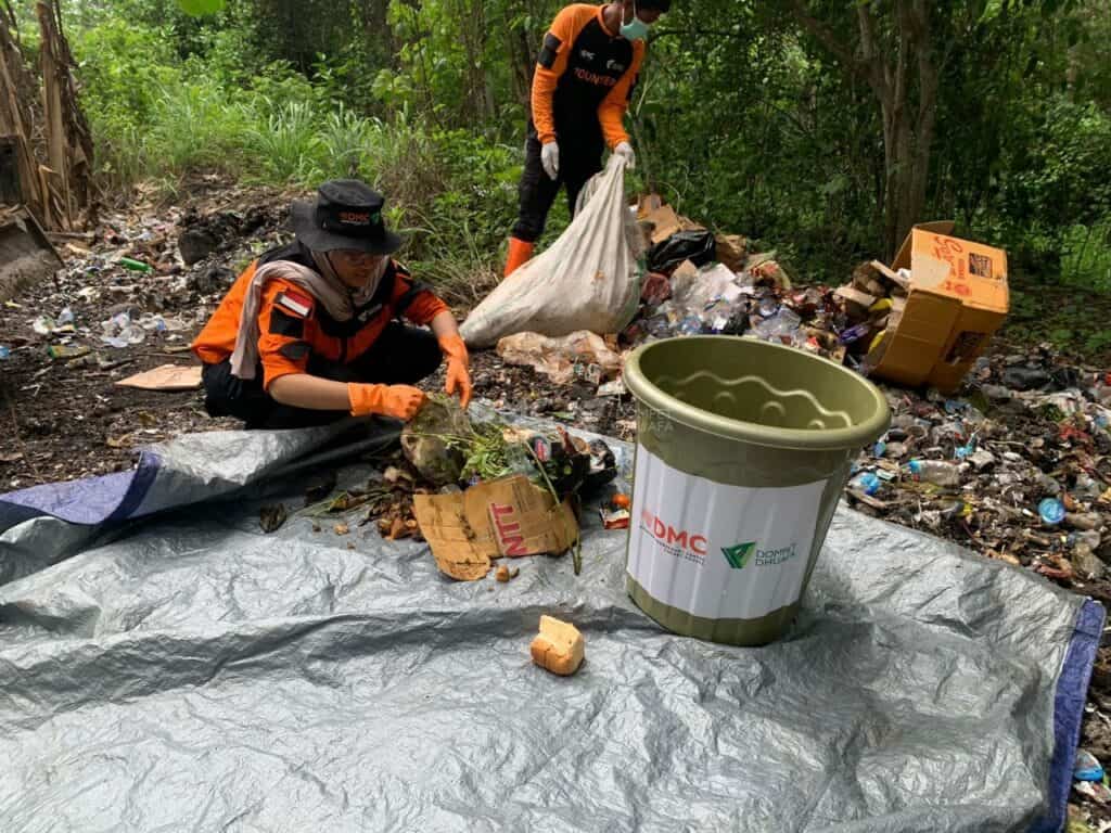 Tim DMC Dompet Dhuafa sedang mengumpulkan sampah-sampah yang berserakan di sekitar pengungsian Erupsi Gunung Lewotobi Laki-Laki, Selasa (10/12/2024).