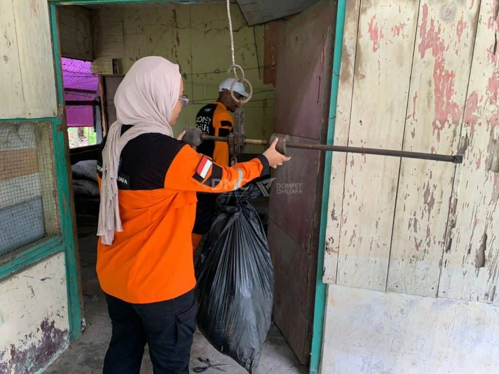 Tim DMC Dompet Dhuafa sedang menimbang sampah-sampah yang berhasil dikumpulkan di sekitar pengungsian Erupsi Gunung Lewotobi Laki-Laki, Selasa (10/12/2024).