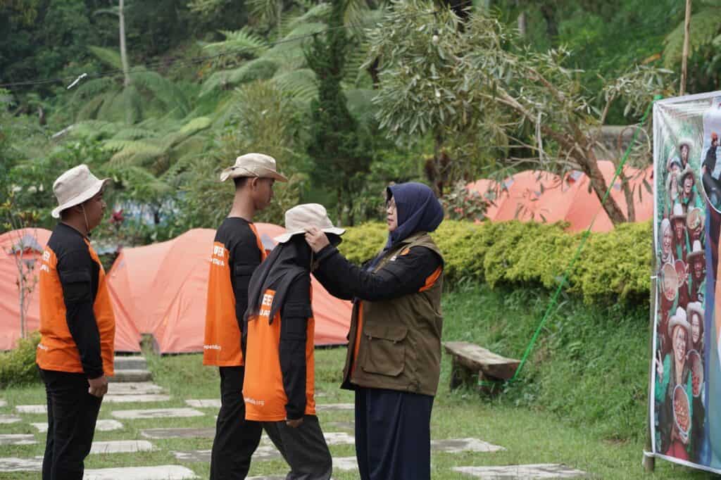 Kepala Departemen Pengelola MPZ, Sulis Tiqomah, memakaikan atribut kepada perwakilan peserta Capacity Building dan Pelatihan Tanggap Bencana sebagai tanda dimulainya kegiatan tersebut.