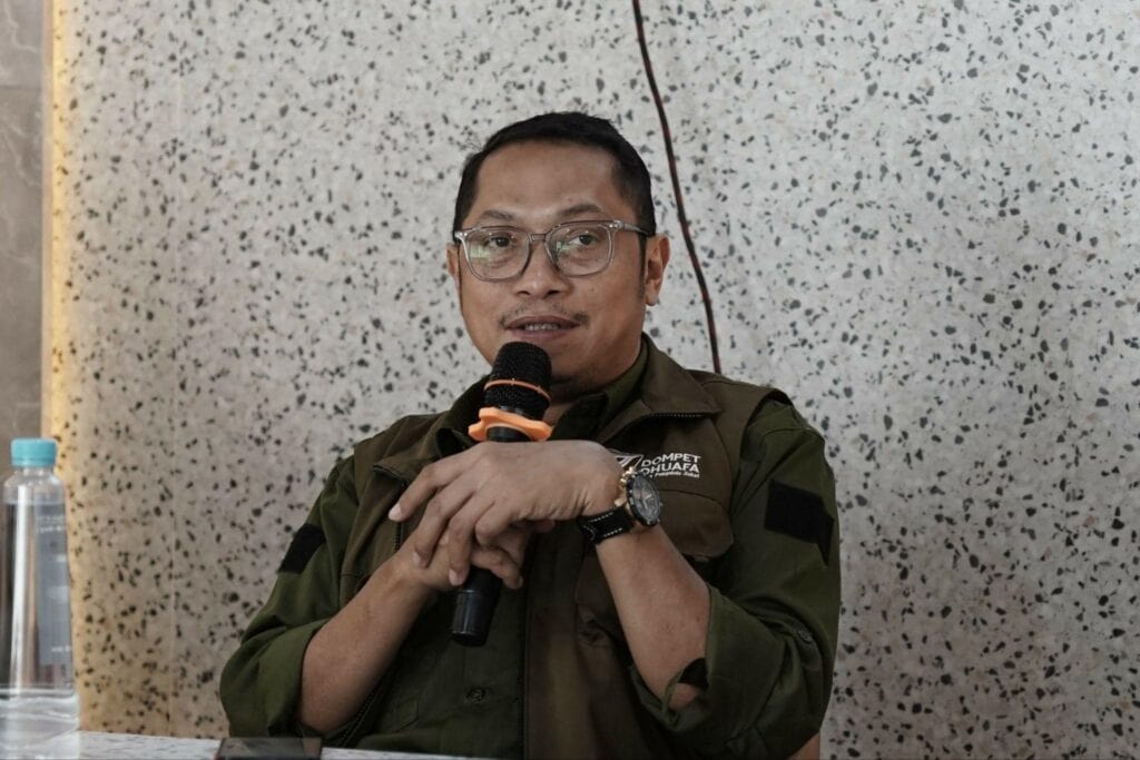 General Manager Pengembangan Jaringan Dompet Dhuafa, Bobby P. Manullang menjelaskan perjalanan Dompet Dhuafa secara nasional dalam mengentaskan kemiskinan pada acara Konferensi Pers: Laporan Publik Kinerja Dompet Dhuafa Riau Tahun 2024, Jumat (13/12/2024), di Tudung Saji, Pekanbaru, Riau.