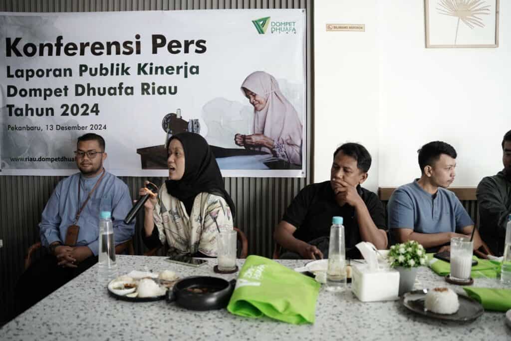 Salah seorang peserta Konferensi Pers melontarkan pertanyaan kepada narasumber Acara Konferensi Pers: Laporan Publik Kinerja Dompet Dhuafa Riau Tahun 2024, Jumat (13/12/2024), di Tudung Saji, Pekanbaru, Riau.