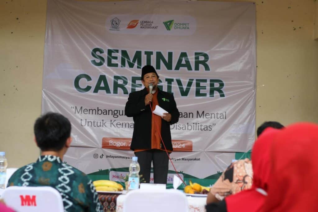 Ahmad Shonhaji selaku Direktur Program Sosial, Kemanusiaan, dan Dakwah Dompet Dhuafa memberikan sambutan dalam Seminar Caregiver yang diselenggarakan oleh LPM Dompet Dhuafa di Citeureup, Kab. Bogor, Kamis (28/11/2024).