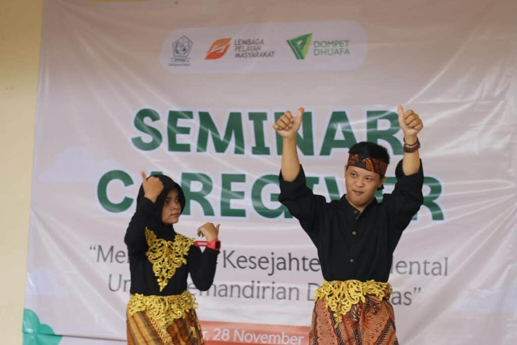 Unjuk bakat anak-anak disabilitas dalam Seminar Caregiver yang bertajuk “Membangun Kesejahteraan Mental untuk Kemandirian Disabilitas” dalam Seminar Caregiver yang diselenggarakan oleh LPM Dompet Dhuafa, pada Kamis (28/11/2024) di Citeureup, Kab. Bogor.