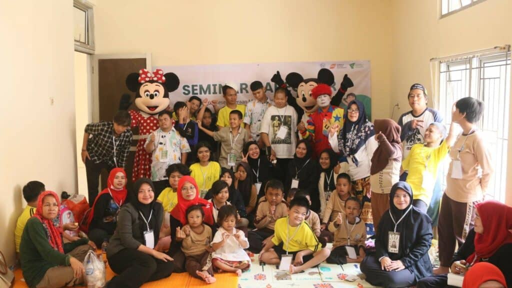 Anak-anak disabilitas dengan penuh semangat mengikuti kegiatan prakarya melukis di atas tas kanvas, dilanjutkan dengan story telling dan pembacaan cerita dari tim Relawan Komunitas Merangkul dalam Seminar Caregiver yang diselenggarakan oleh LPM Dompet Dhuafa, pada Kamis (28/11/2024) di Citeureup, Kab. Bogor.