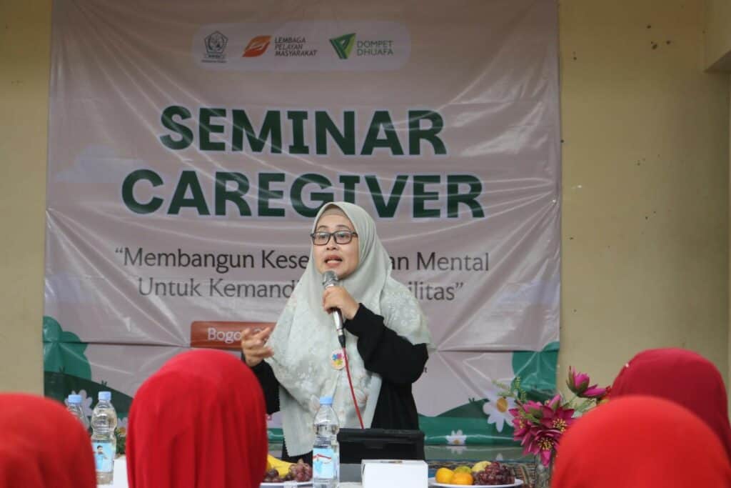 Ayuna Eprilisanti, M.Psi., Psikolog, SAP-K, yang membawakan materi tentang dukungan kesehatan mental bertema “Penerimaan Orang Tua Anak Berkebutuhan Khusus” dalam Seminar Caregiver yang diselenggarakan oleh LPM Dompet Dhuafa, pada Kamis (28/11/2024) di Citeureup, Kab. Bogor.