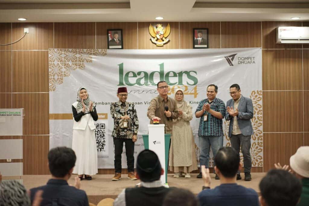 Simbolis pembukaan Rakernas Pimcab Dompet Dhuafa Leaders Summit 2024 oleh Ketua Pengurus YDDR, Ahmad Juwaini (tengah) beserta jajaran dewan pengurus dan manajemen di Aula Qatar Charity, Zona Madina, Bogor, Senin (16/12/2024).