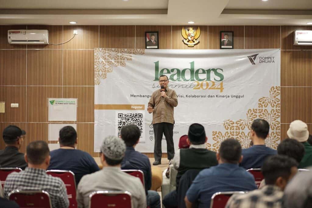 Membuka Rakernas Pimcab Dompet Dhuafa Leaders Summit 2024, Ketua Pengurus YDDR, Ahmad Juwaini memberikan penguatan dalam memaknai menjadi lembaga filantropi unggul kepada para pimcab Dompet Dhuafa di Aula Qatar Charity, Zona Madina, Bogor, Senin (16/12/2024).