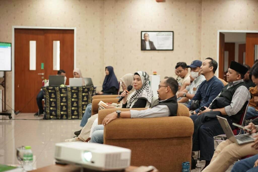 Sekretaris Pengurus YDDR, Etika Setiawanti, memberi penguatan dalam pemaparan peserta Rakernas Pimcab Dompet Dhuafa Leaders Summit 2024 di Aula Qatar Charity, Zona Madina, Bogor, Senin (16/12/2024).