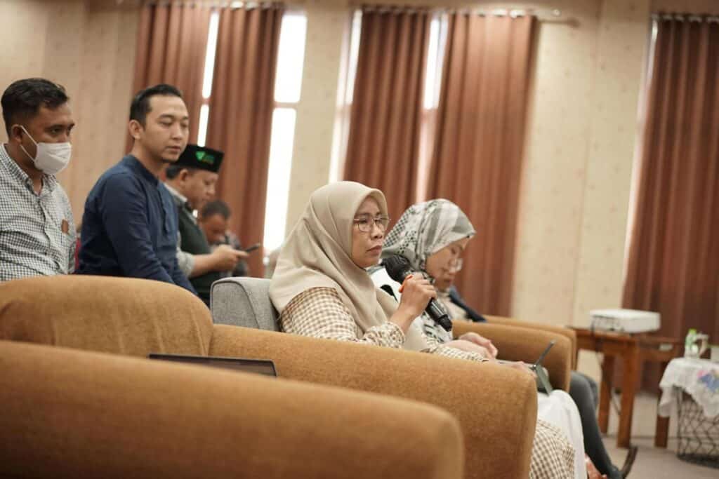 Bendahara Pengurus YDDR, Tri Estriani, memberi penguatan dalam pemaparan peserta Rakernas Pimcab Dompet Dhuafa Leaders Summit 2024 di Aula Qatar Charity, Zona Madina, Bogor, Senin (16/12/2024).