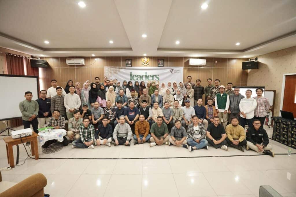 Foto bersama jajaran dewan pengurus dan manajemen YDDR bersama para peserta Rakernas Pimcab Dompet Dhuafa Leaders Summit 2024 di Aula Qatar Charity, Zona Madina, Bogor, Senin (16/12/2024).