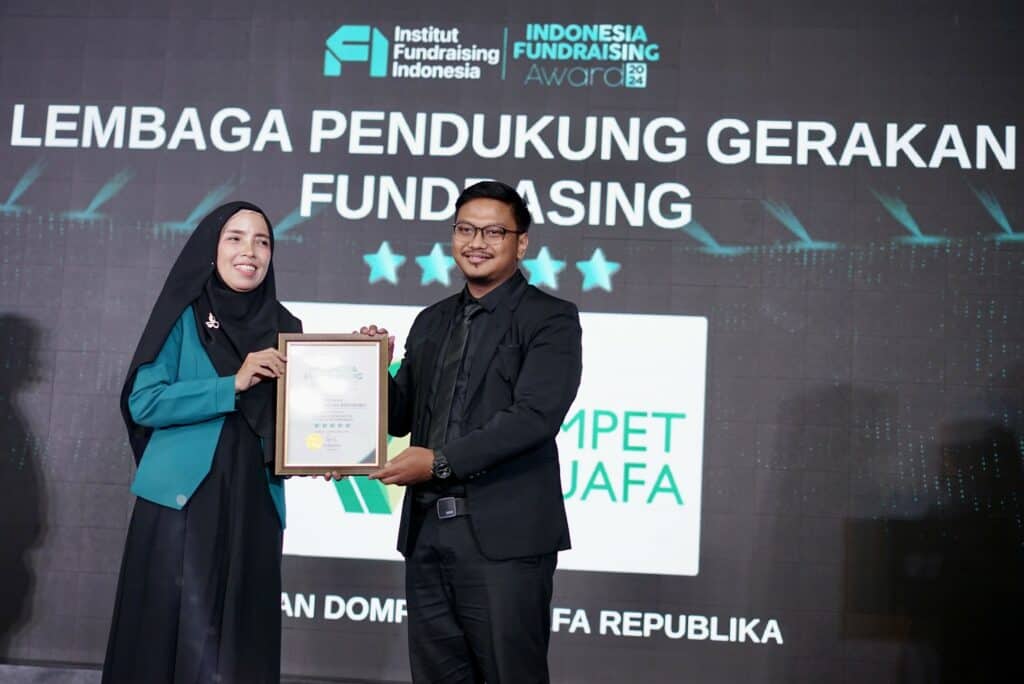 Mewakili Dompet Dhuafa, Anto L. Prayoga menerima piagam penghargaan ‘Fundraising Kemanusiaan Terbaik - Bintang Empat’ dalam ajang IFA 2024 di Pullman Hotel Jakarta, Jumat (13/12/2024).