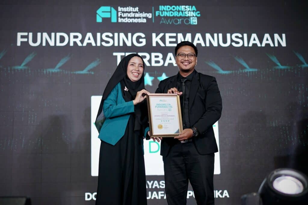 Mewakili Dompet Dhuafa, Anto L. Prayoga menerima piagam penghargaan ‘Fundraising Kemanusiaan Terbaik - Bintang Empat’ dalam ajang IFA 2024 di Pullman Hotel Jakarta, Jumat (13/12/2024).