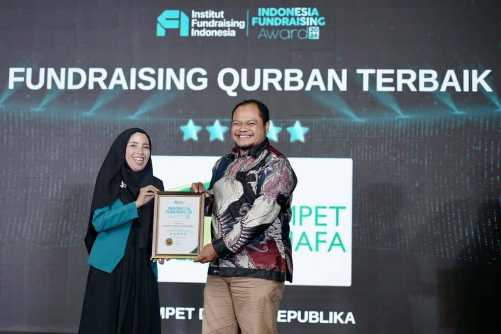 Mewakili Dompet Dhuafa, Taufan Yusuf Nugroho menerima piagam penghargaan ‘Fundraising Qurban Terbaik - Bintang Lima’ dalam ajang IFA 2024 di Pullman Hotel Jakarta, Jumat (13/12/2024).