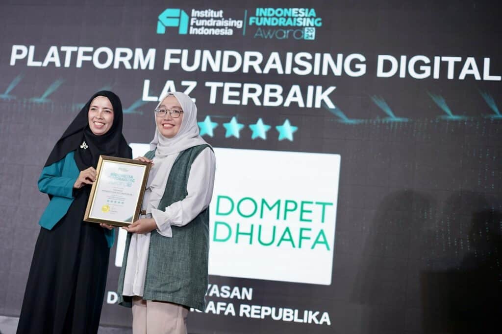 Mewakili Dompet Dhuafa, Selvy Safitri menerima piagam penghargaan ‘Platform Fundraising Digital LAZ Terbaik - Bintang Lima’ dalam ajang IFA 2024 di Pullman Hotel Jakarta, Jumat (13/12/2024).