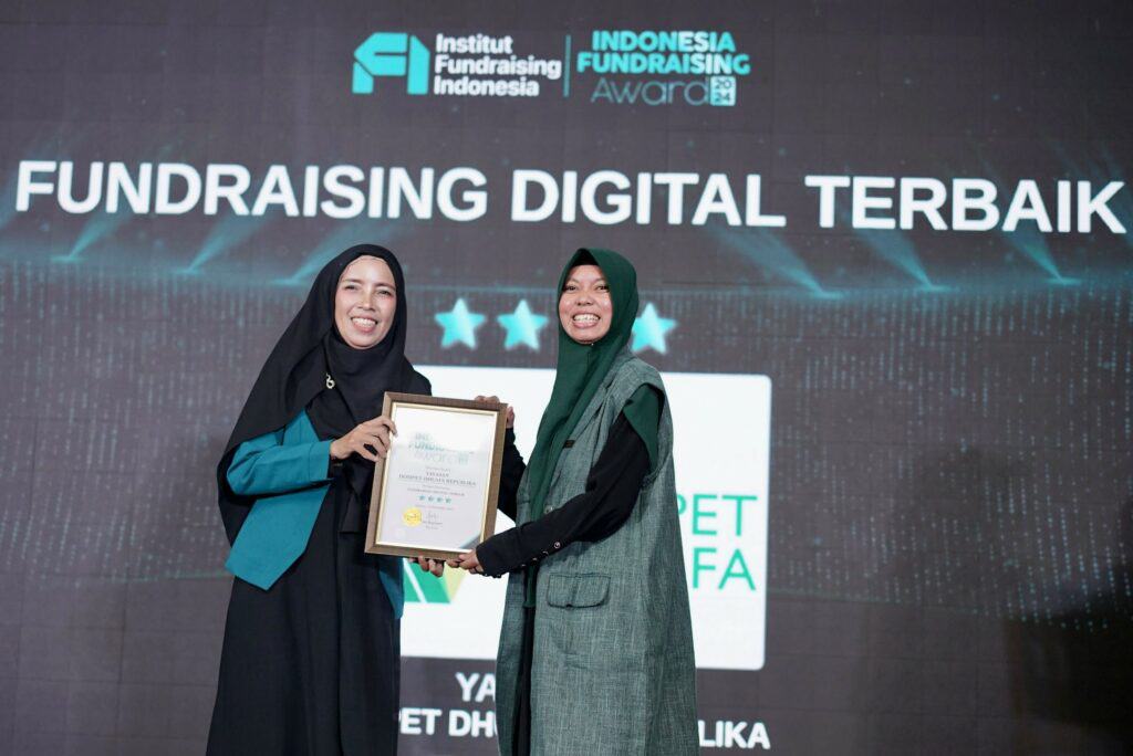 Mewakili Dompet Dhuafa, Syaputri Febriana Sari menerima piagam penghargaan ‘Fundraising Digital Terbaik - Bintang Empat’ dalam ajang IFA 2024 di Pullman Hotel Jakarta, Jumat (13/12/2024)