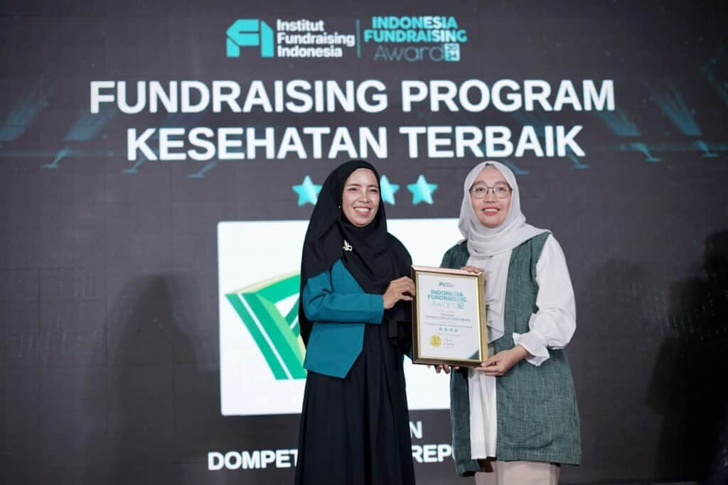 Mewakili Dompet Dhuafa, Selvy Safitri menerima piagam penghargaan ‘Fundraising Program Kesehatan Terbaik - Bintang Empat’ dalam ajang IFA 2024 di Pullman Hotel Jakarta, Jumat (13/12/2024).