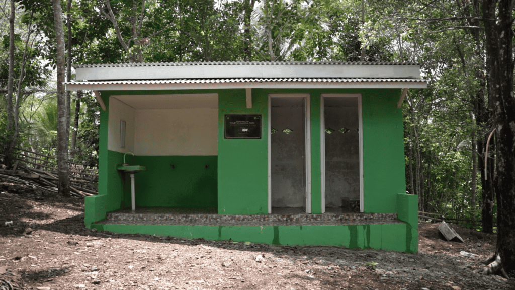 Toilet, wastafel, dan tempat wudu yang sudah berdiri kokoh hasil kolaborasi Dompet Dhuafa dan XM Indonesia. 