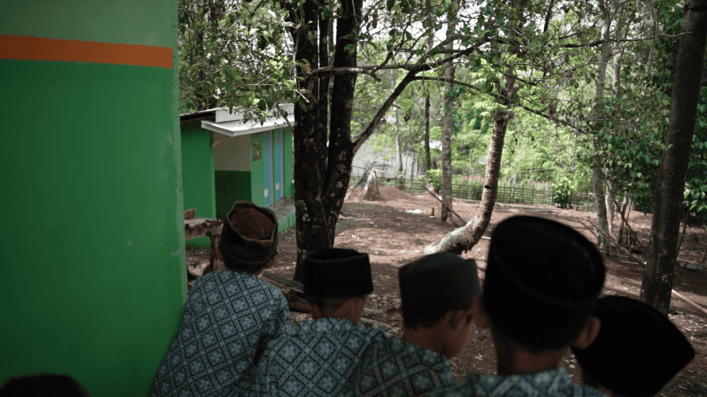 Siswa-siswi MI Auladul Fazri antusias melihat toilet yang telah diresmikan, kini mereka tak perlu kesulitan ketika hendak membuang air besar ataupun kecil.