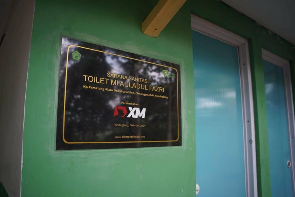 Menggandeng Dompet Dhuafa, XM Indonesia melalui kolaborasi CSR mendirikan sarana sanitasi Toilet di MI Auladul Fazri, Pandeglang, yang diresmikan pada Desember 2024