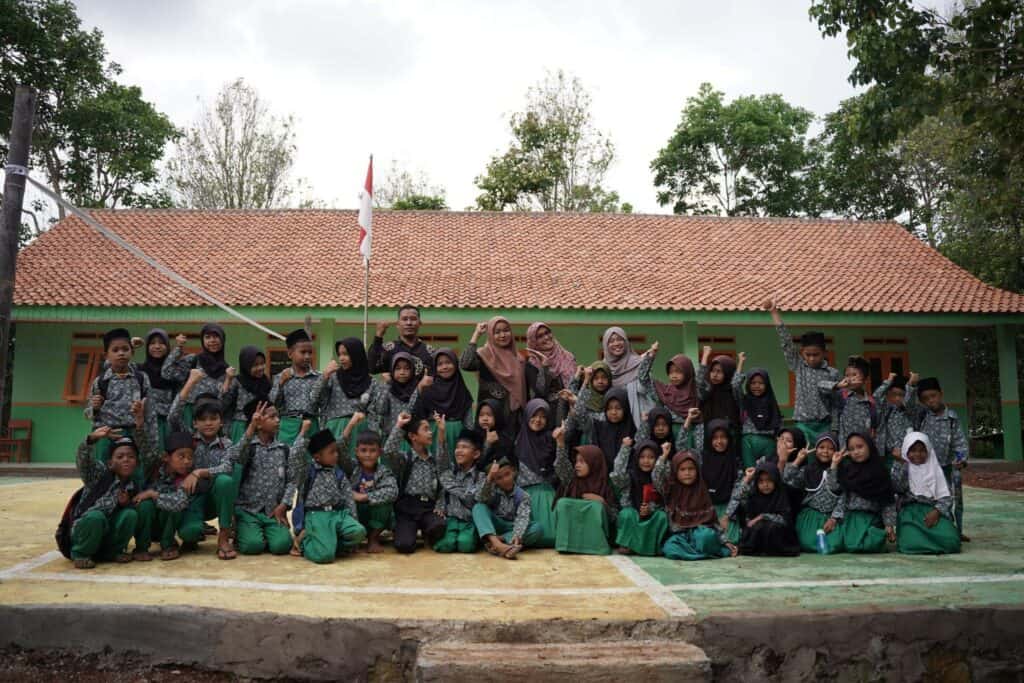 Kebahagiaan siswa siswi MI Auladul Fazri mendapat fasilitas toilet dan saranan sanitasi lainnya.