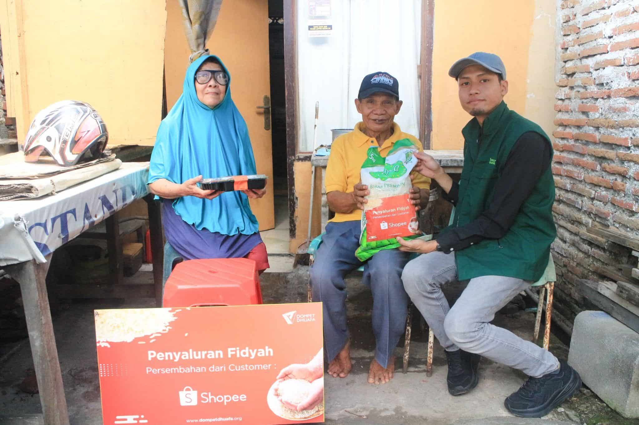 Penyaluran bantuan fidyah di Warung Gratis Surabaya oleh Dompet Dhuafa dari pelanggan Shopee pada Kamis (21/11/2024).